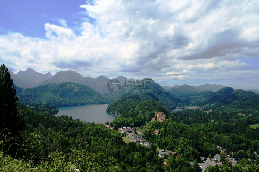 阿尔卑斯山蓝色爬坡山脉旅游城堡全景高度绿色风景图片