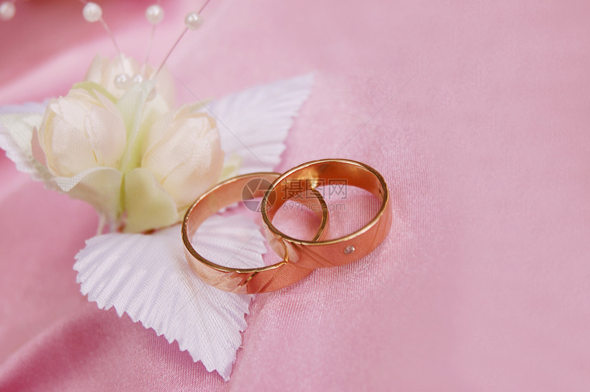 戒指丝绸宝石礼物玫瑰奢华婚姻婚礼金子展示魅力图片