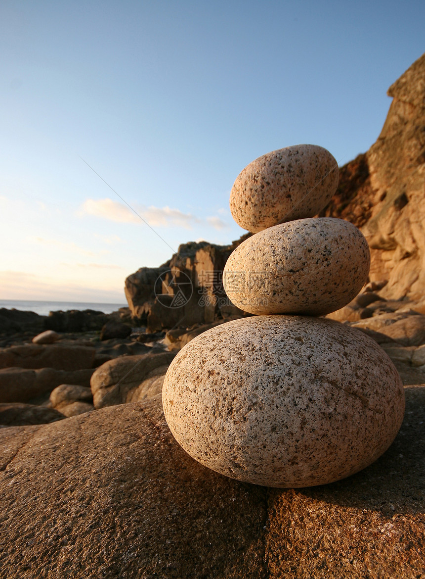 平衡的石头悬崖蓝色侵蚀纪念碑白色冰川岩石卵石艺术天空图片