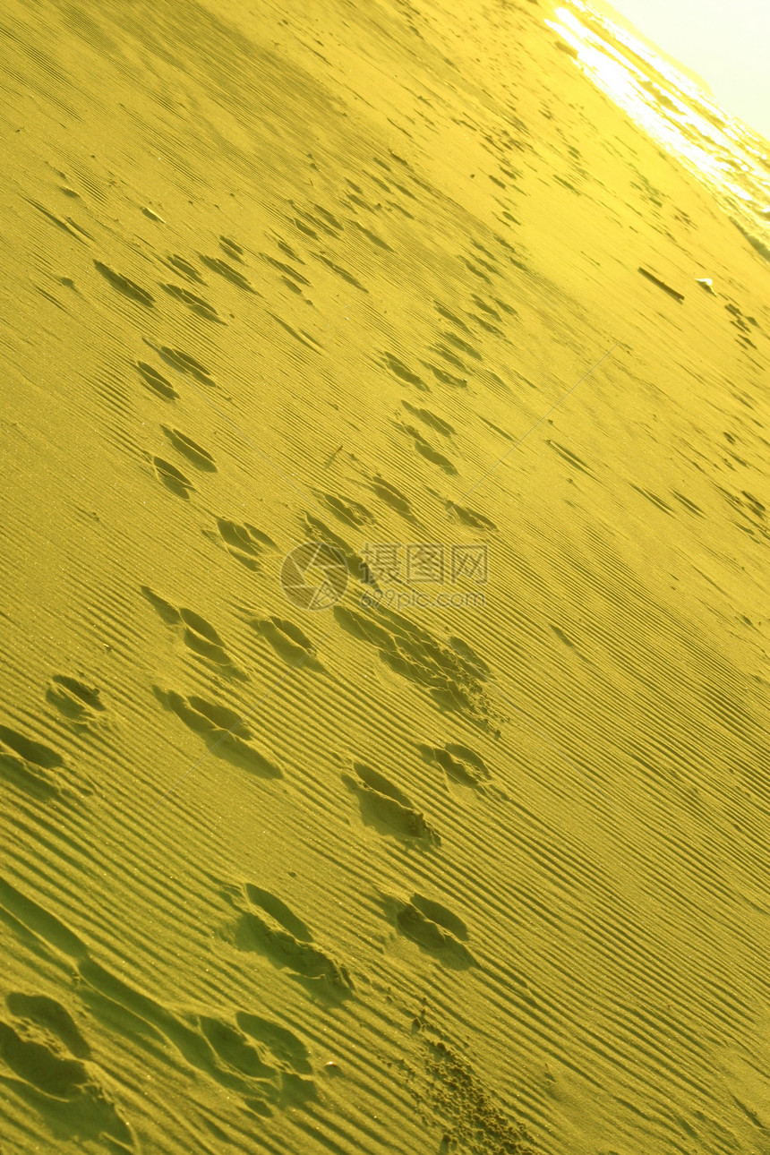黄色海滩上的脚印图片