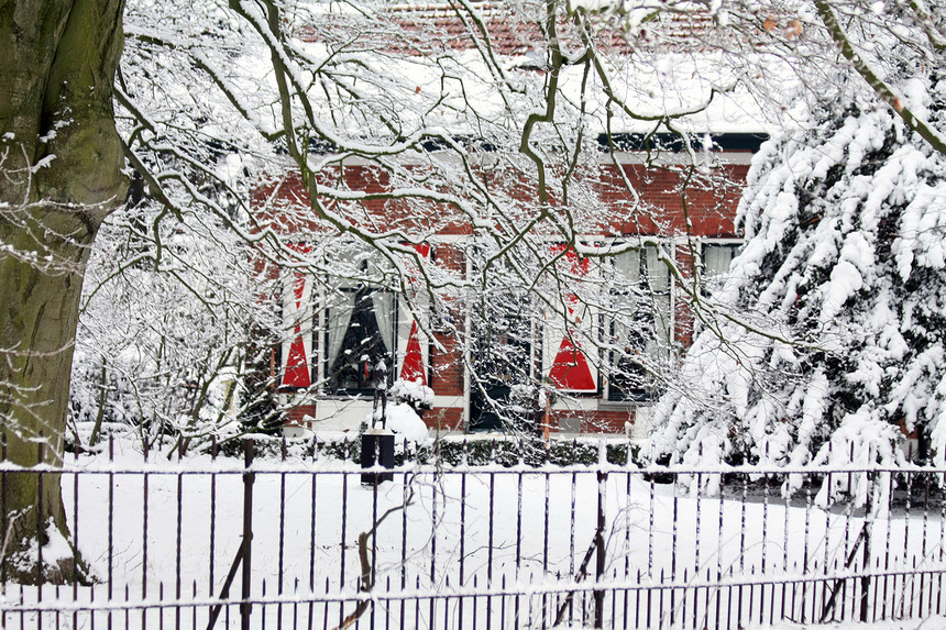 下雪中的小屋图片