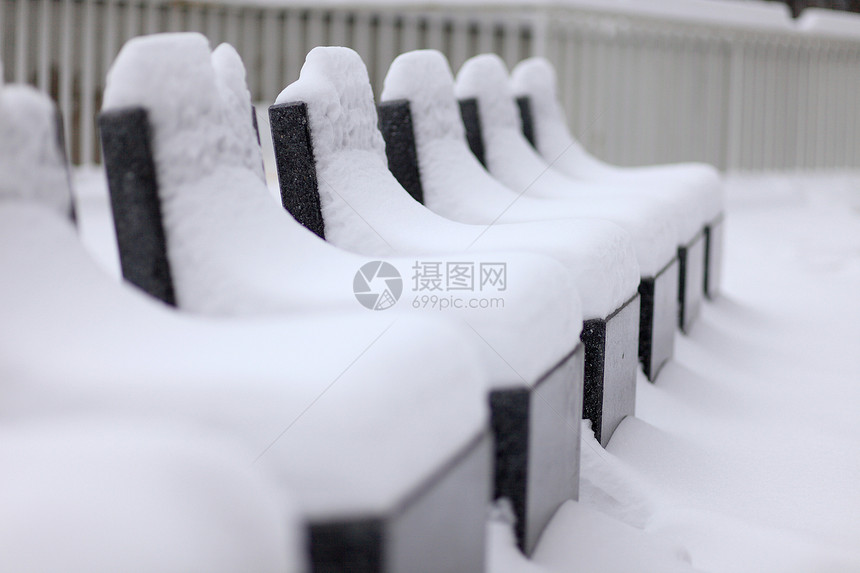 白雪覆盖的石座图片