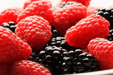 树莓黑莓白色的甜点高清图片