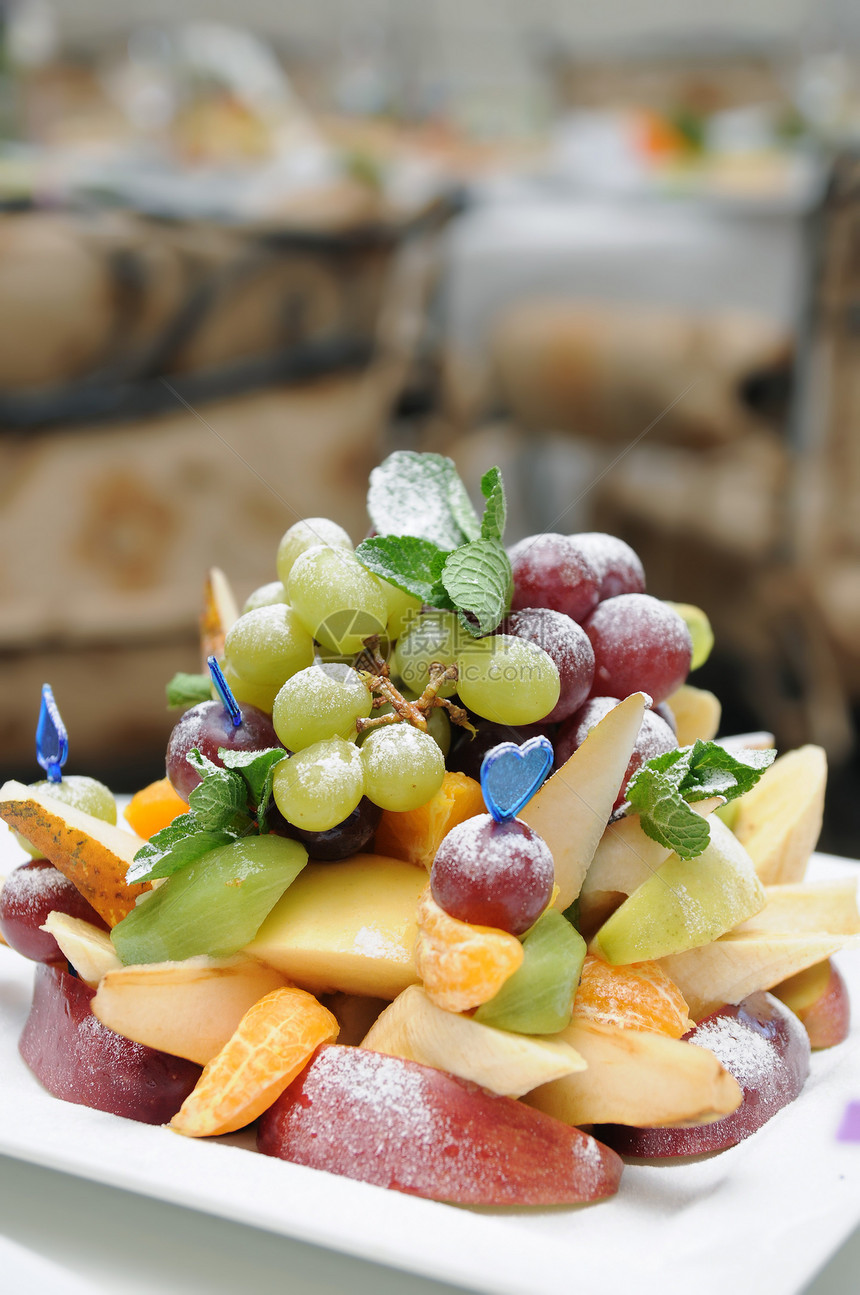 盘子上的水果沙拉树叶派对营养庆典饮食蓝色橙子桌子蔬菜餐厅图片