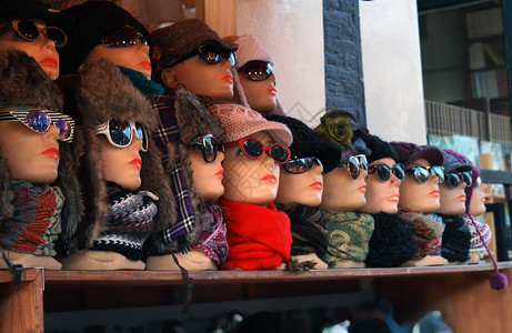橱窗图人造图娃娃橱窗时尚城市女性购物眼镜陈列室玩具购物中心背景