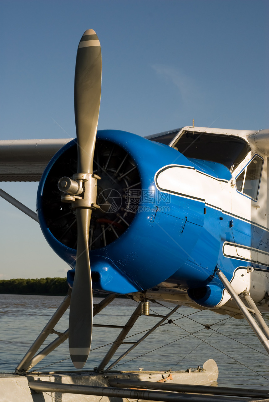 空中运输螺旋桨航空飞行员白色天空发动机翅膀蓝色旅行航班图片