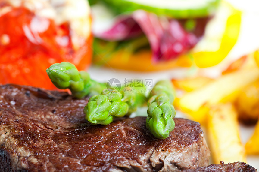 烤牛排加绿色羊肉薯条肉汁烧烤服务盘子沙拉牛肉食谱美食棕色图片