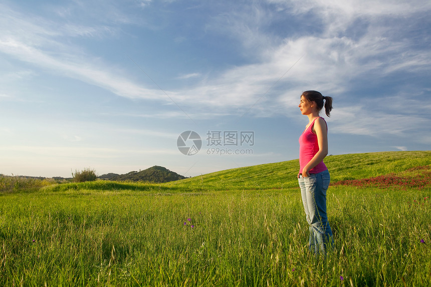 美丽的年轻女子公园蓝色女性自由成人乐趣女孩天空活力草地图片