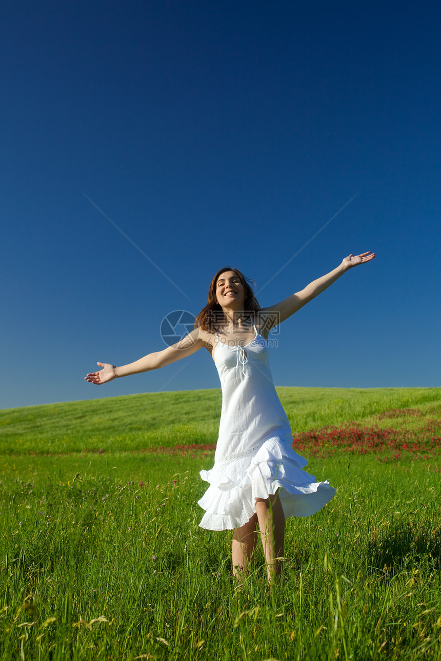 舞蹈妇女幸福喜悦天空阳光公园自由福利蓝色活力场地图片