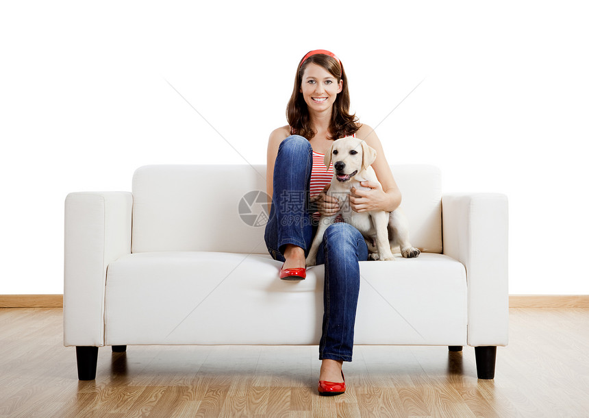 女孩与她最好的朋友幸福朋友猎犬乐趣宠物小狗沙发女性微笑朋友们图片