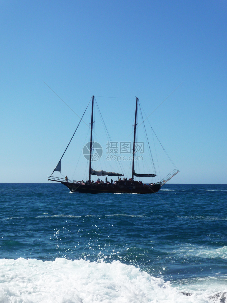 旧帆船旅行波浪木头漂浮桅杆海浪风帆天空航海海洋图片