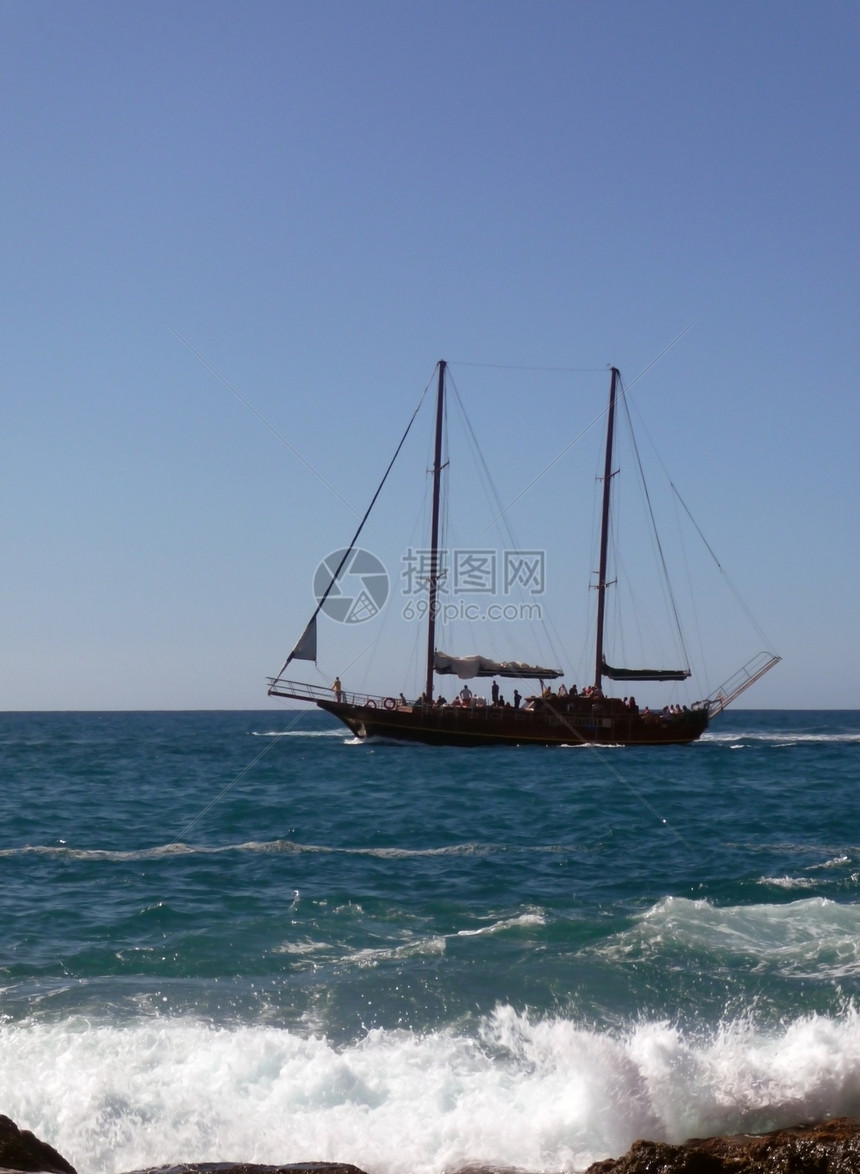 旧帆船漂浮运输航行旅行海景桅杆风帆海洋天空波浪图片