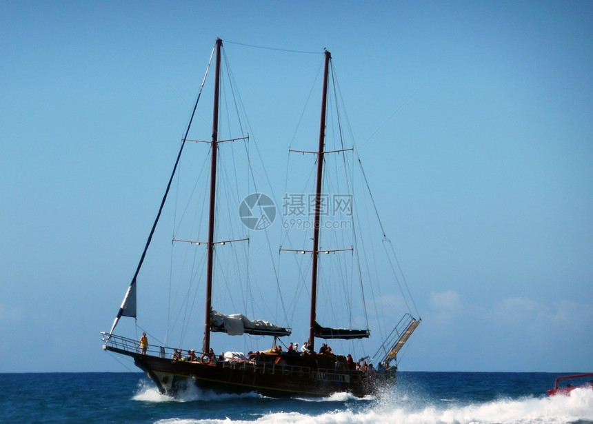 旧帆船海浪海洋航行蓝色海景桅杆旅行航海运输天空图片