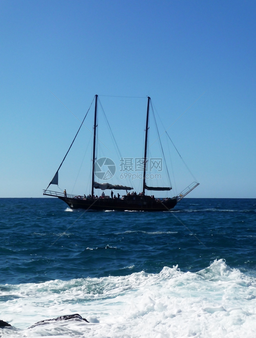 旧帆船海浪旅行木头海景船体航行蓝色漂浮风帆天空图片