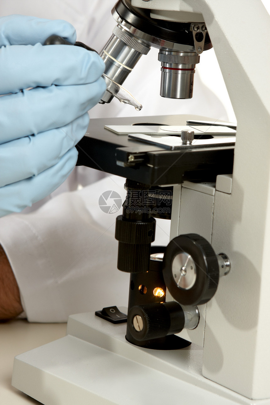 显微镜下实验室工作标本药理生物学仪器职业吸管科学家成人图片