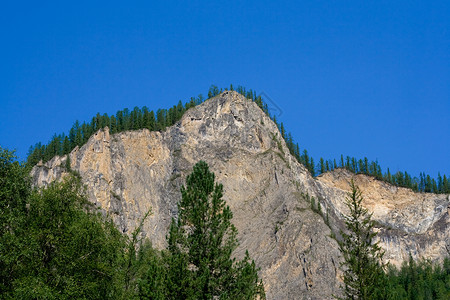 萨扬山脉白色荒野阴影天空全景森林岩石灰色石头树木高清图片