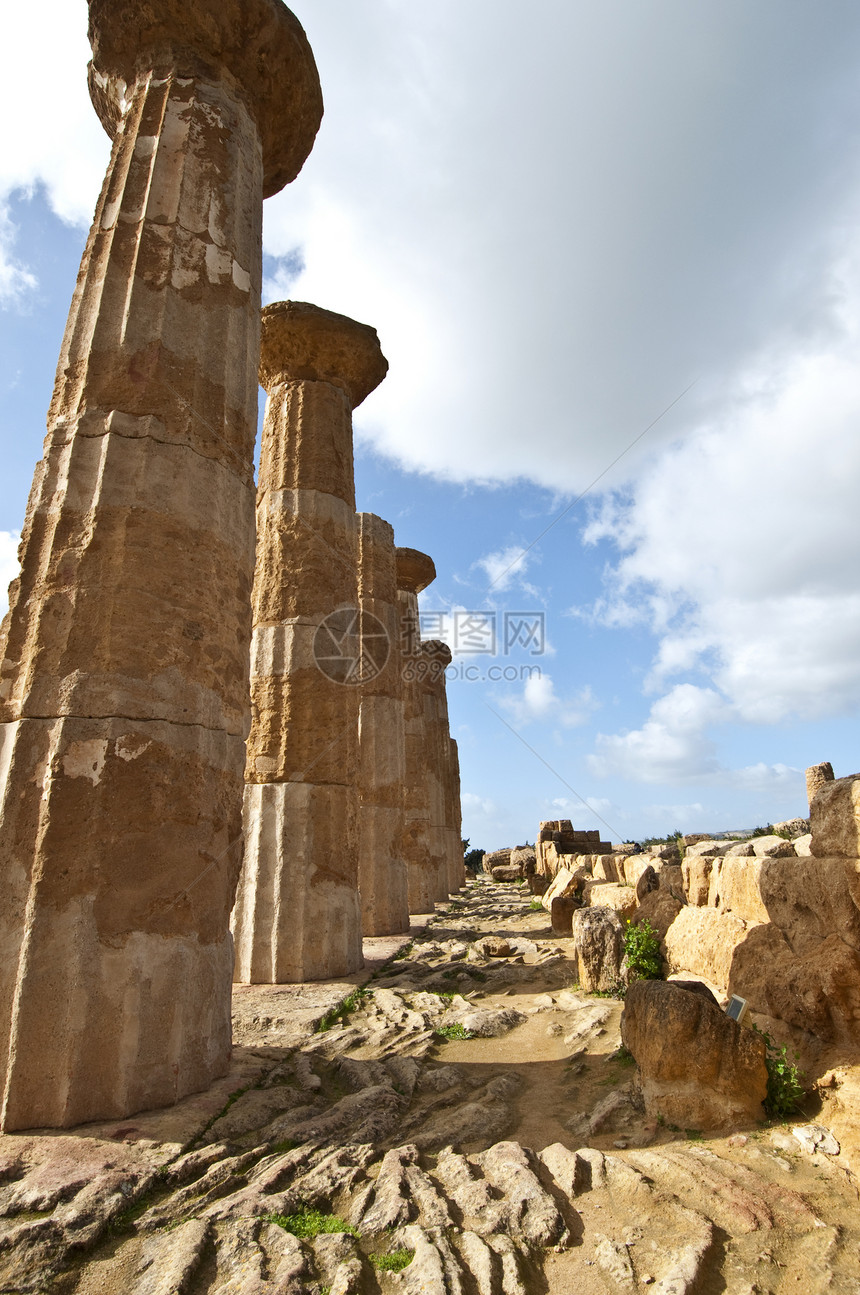 赫拉克勒斯寺寺庙考古学天空历史石头蓝色艺术游客宗教废墟图片