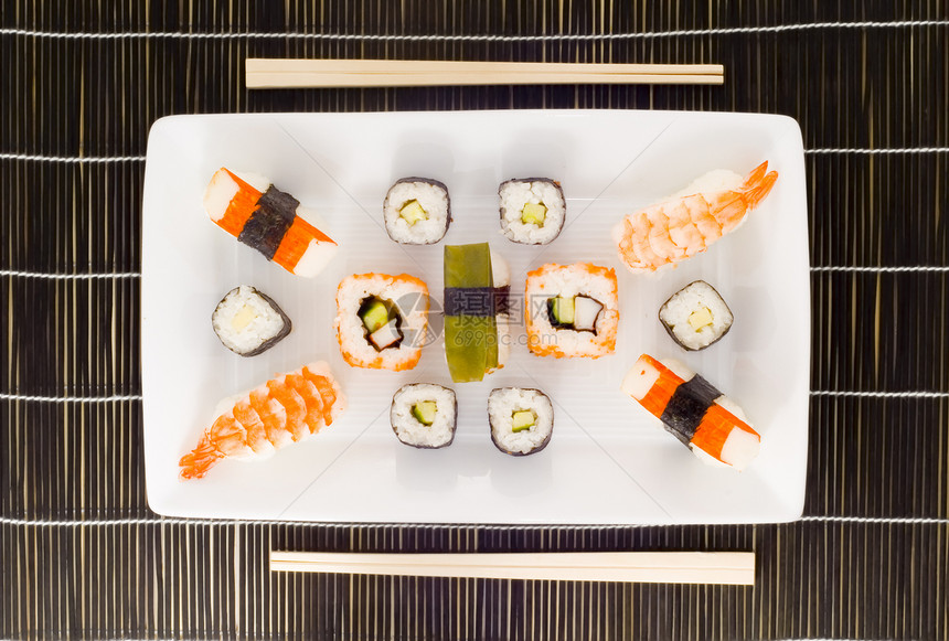 寿司鳗鱼情调餐厅木板环境大豆午餐海鲜盘子海藻图片