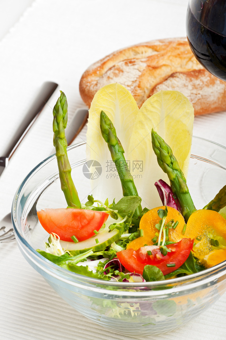 玻璃碗新鲜沙拉 配绿色刀具蔬菜烹饪叶子午餐红色饮食火箭包子白色图片