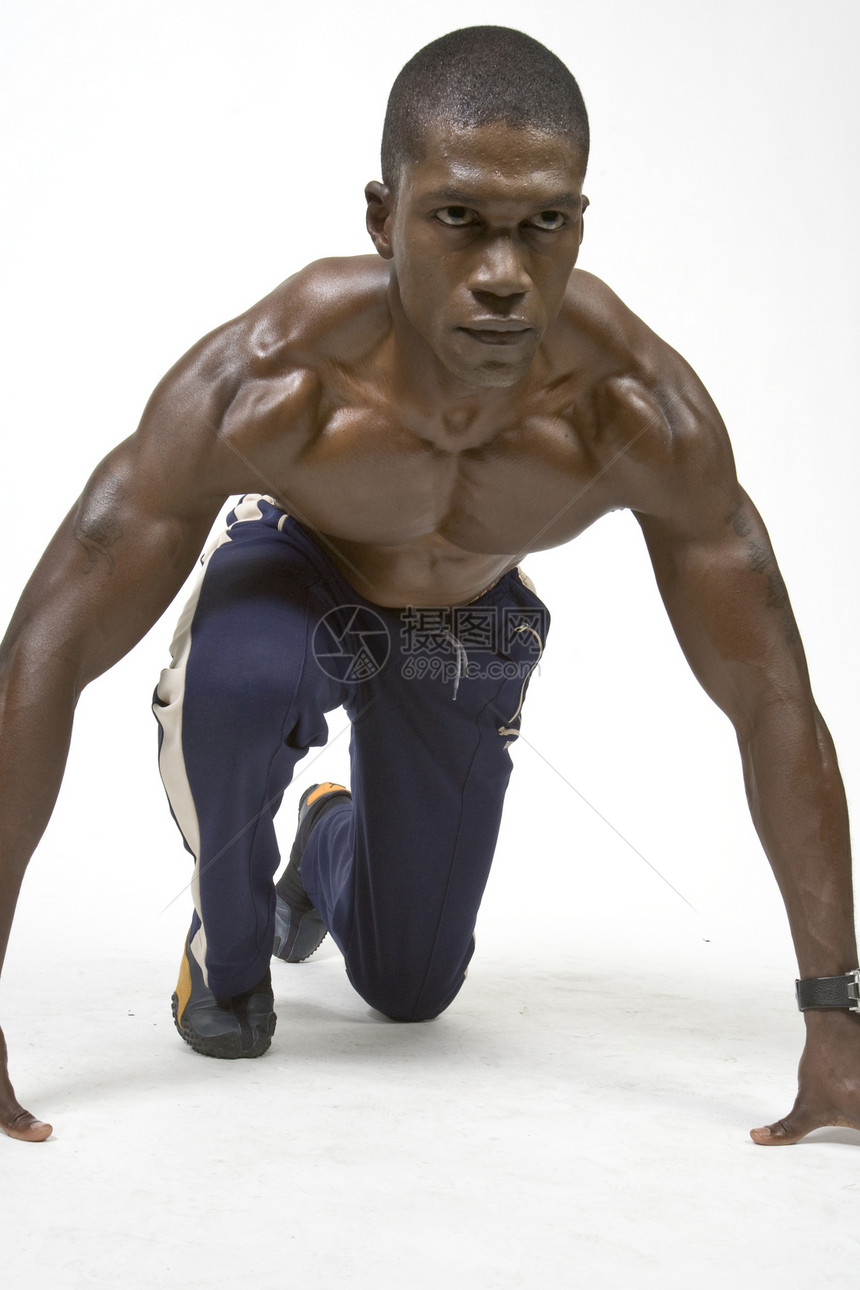运动员系列力量运动男性膀子身体健美倾斜姿势冒充肩膀图片