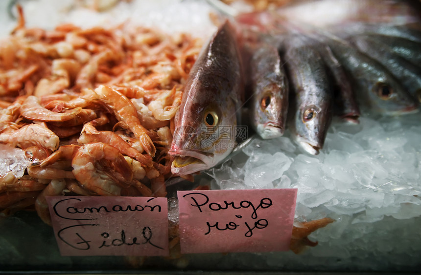 市场上的冰中的鱼旅行食物眼睛海鲜杂货店图片