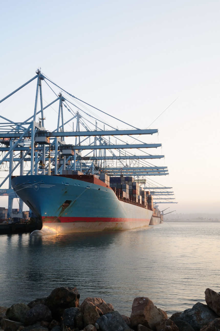 货船泊位海洋出口货运船运商业国际货物码头运输图片