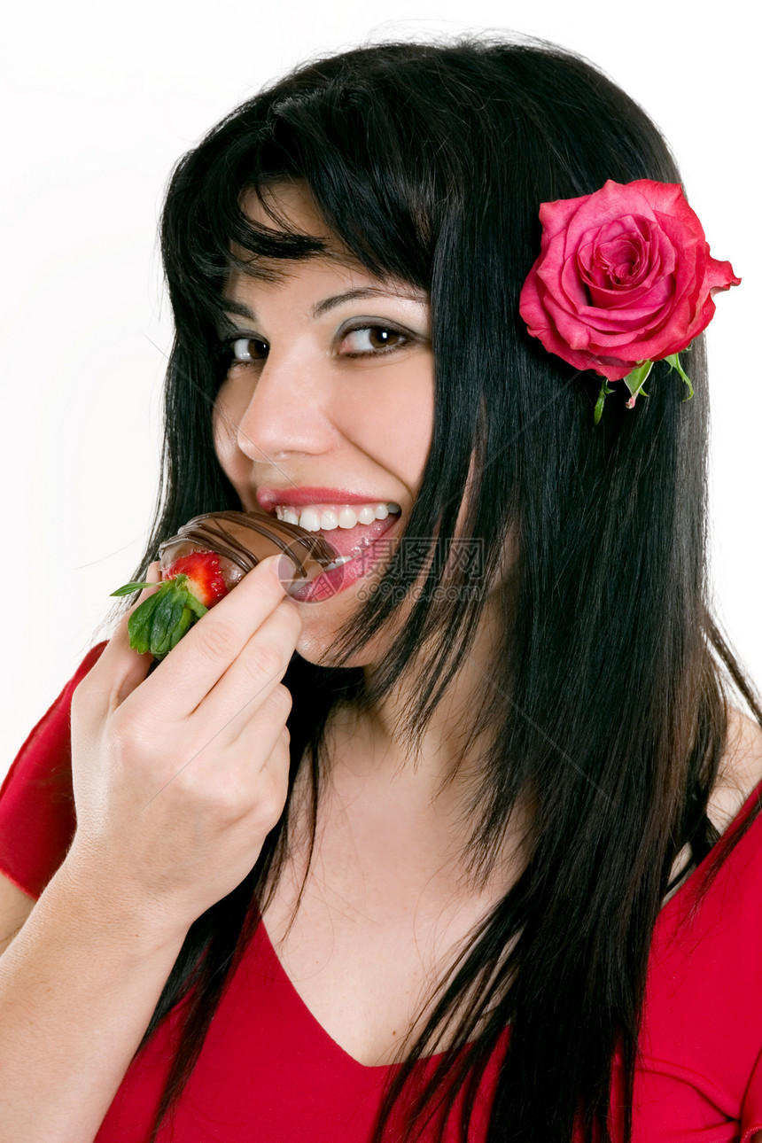 女性在巧克力中吃新鲜草莓图片
