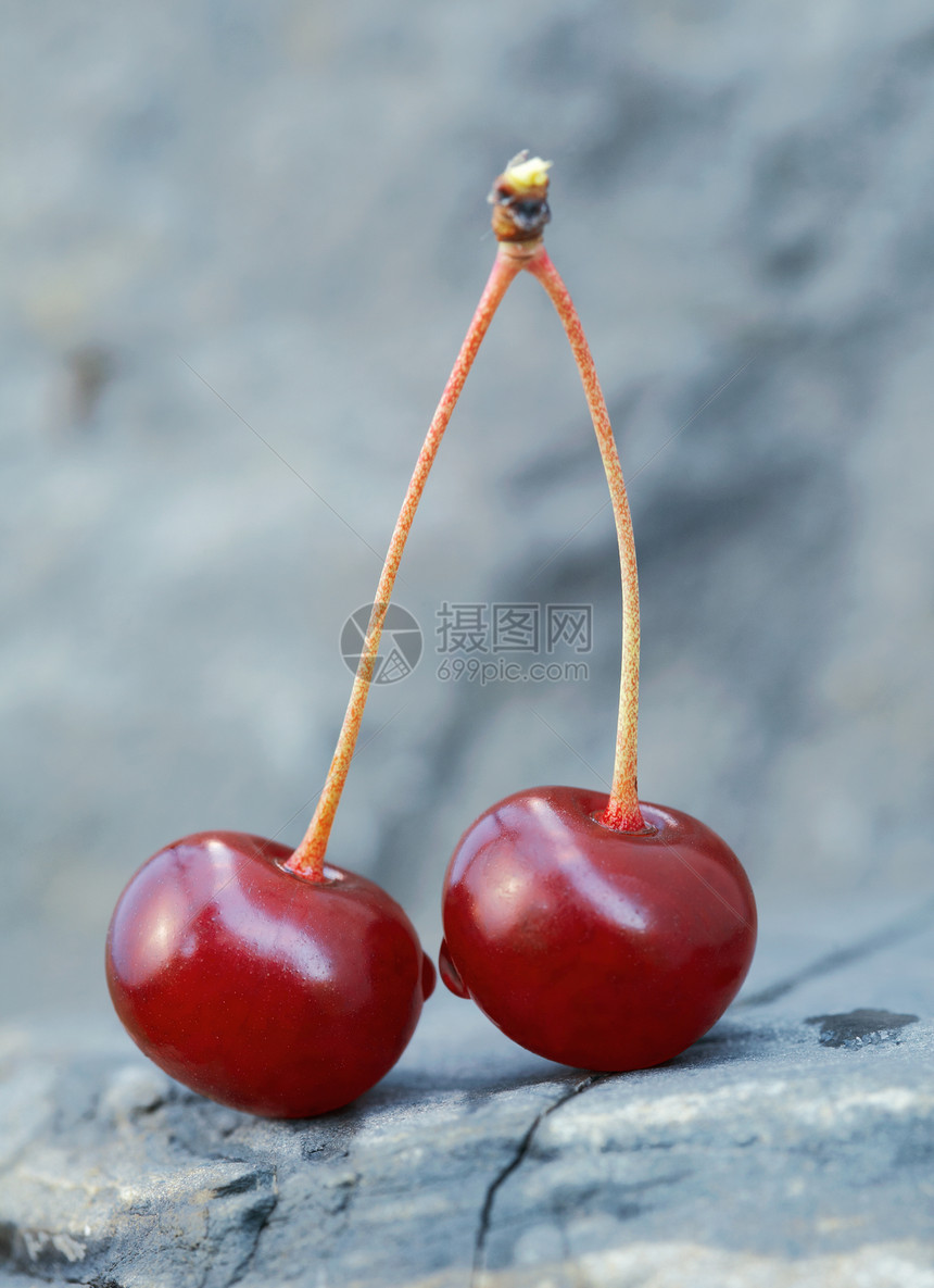 两个樱桃浆果肉质食物养分水果石头红色图片