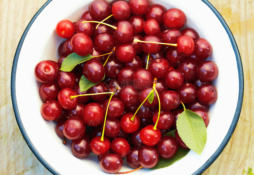 碗里的樱桃浆果绿色水果食物茶点养分叶子团体白色肉质图片