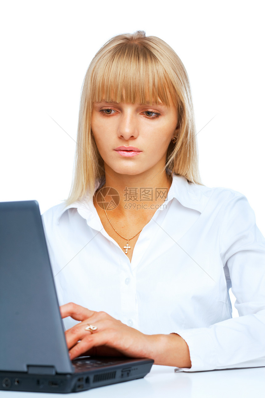 在笔记本电脑上工作的妇女的肖像图片