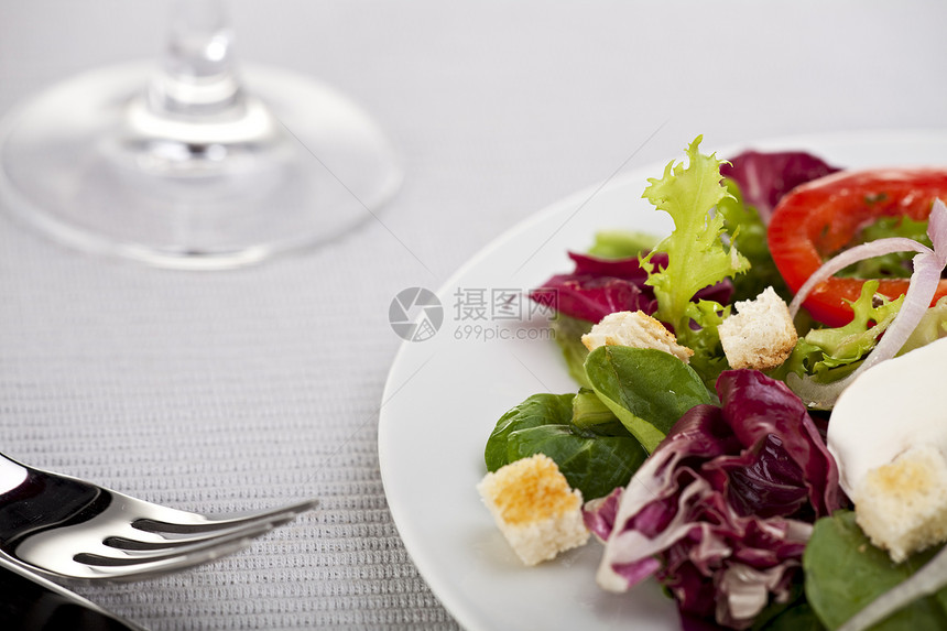 一份混合沙拉和面包条的详细内容食物盘子紫色桌布饮食沙拉面包午餐玻璃菊苣图片