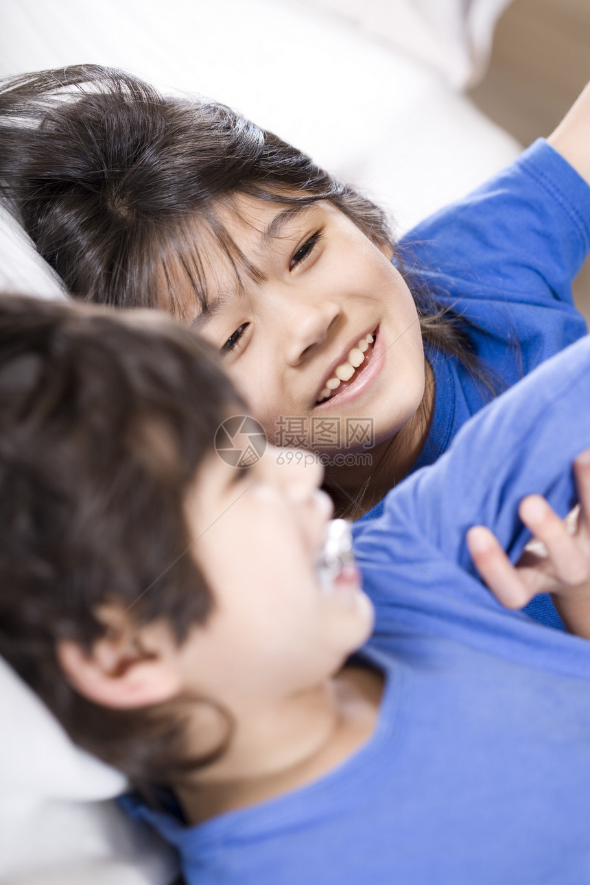 大姐姐照顾她残疾的弟弟混血男生兄弟姐妹混血儿兄弟家庭孩子们保姆女孩牙套图片