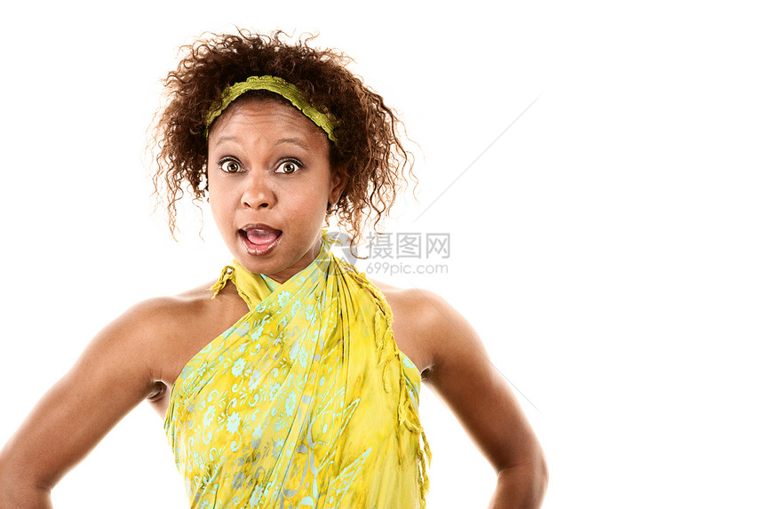 美籍非裔美洲妇女头发绿色微笑卷曲黑色成人头巾白色肩膀惊喜图片