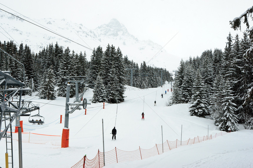 滑雪车缆车天线运动椅子上坡滑雪者索道拼盘闲暇活动图片
