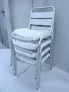 雪雪覆盖的椅子堆背景图片