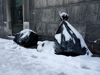 冬季前街上垃圾袋背景图片