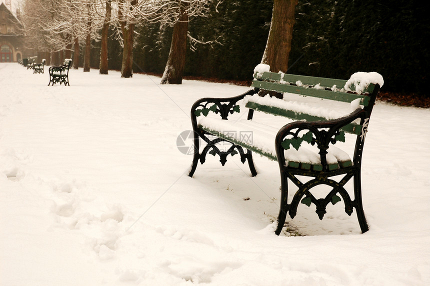 雪盖着长凳长椅小路白色图片