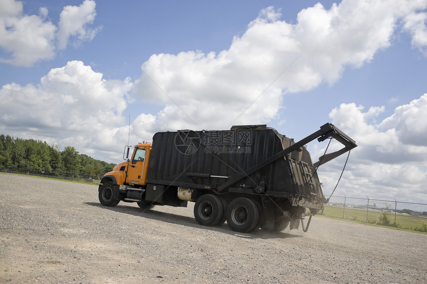 垃圾卡车倾倒运输货物废料商业黑色材料轮子回收工业图片