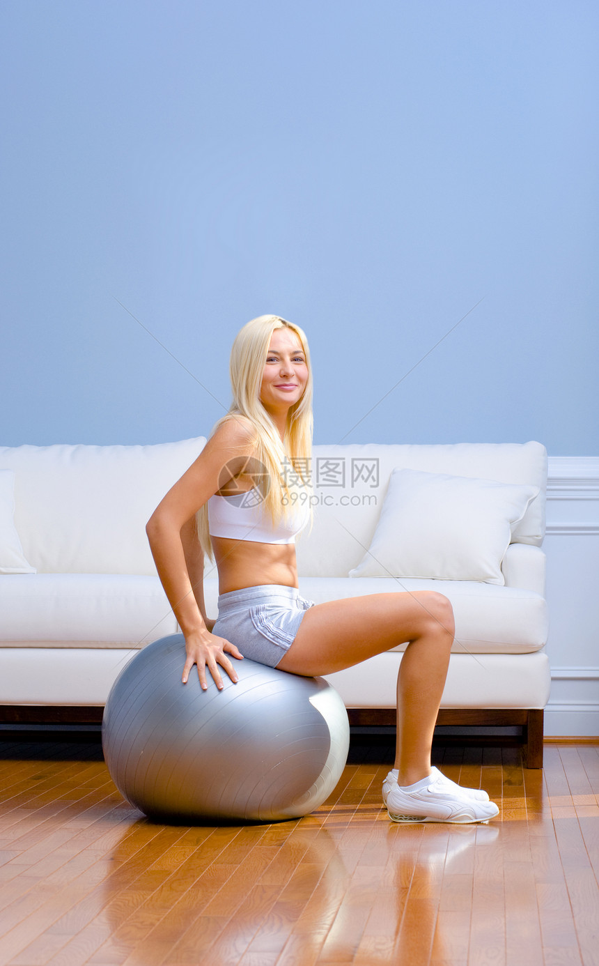 女青年割礼运动装运动白色女人服装客厅健身休闲女性女士图片