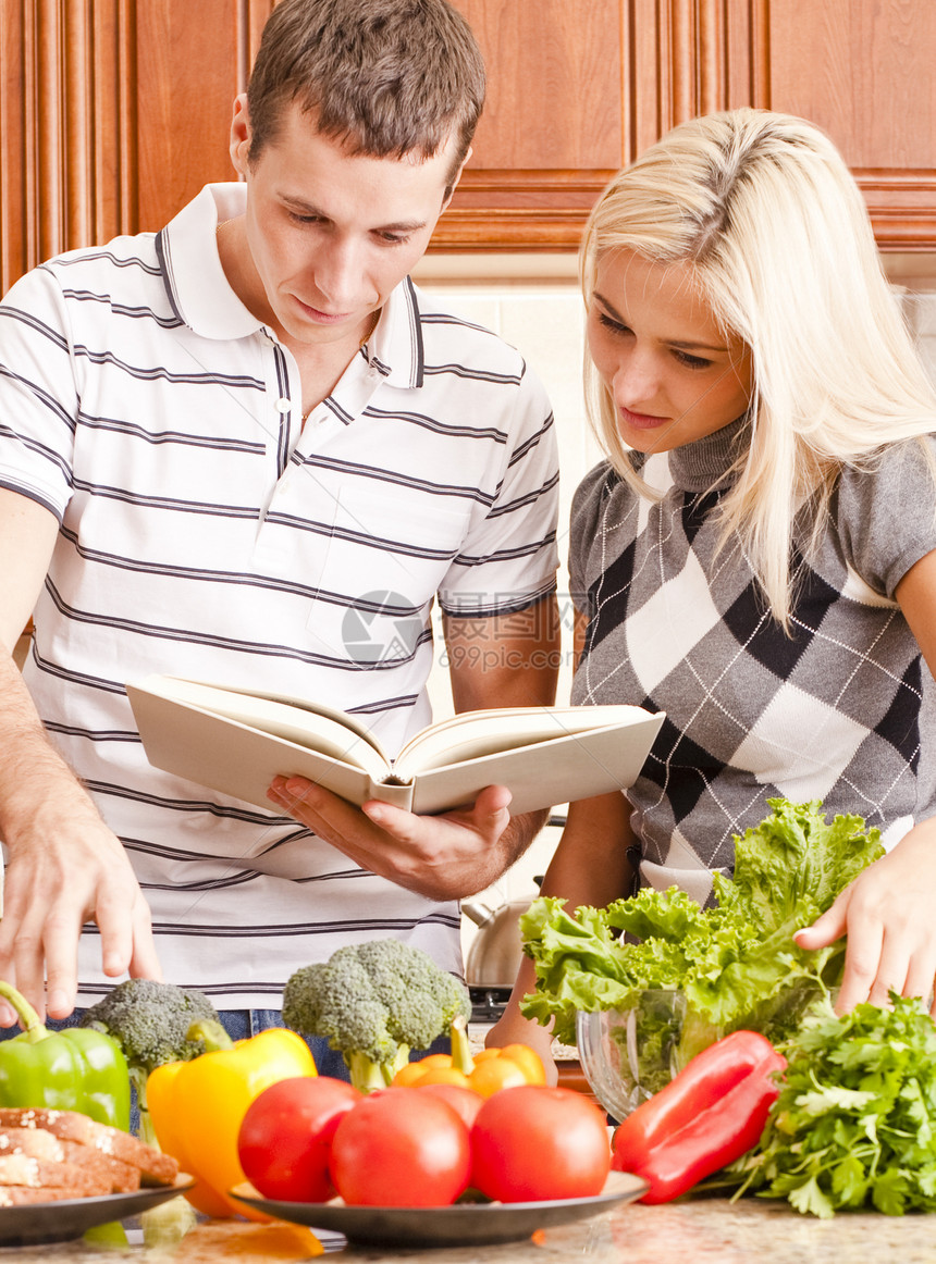 年轻夫妇烹饪生产蔬菜男性休闲台面丈夫夫妻食品营养柜台图片