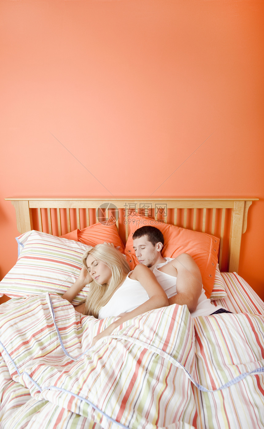 在床上睡觉的年轻夫妇卧室勺子头发长发女士男人短发金发拥抱女性图片