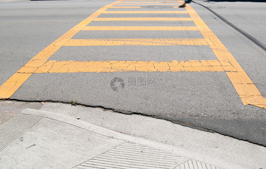 十字路行街道行人穿越条纹环境保护人行道安全黄色图片