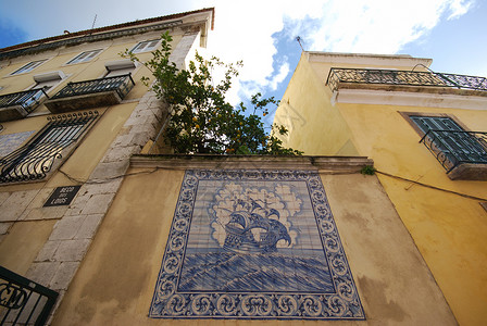有一张美丽的瓷砖图画的老房子背景图片