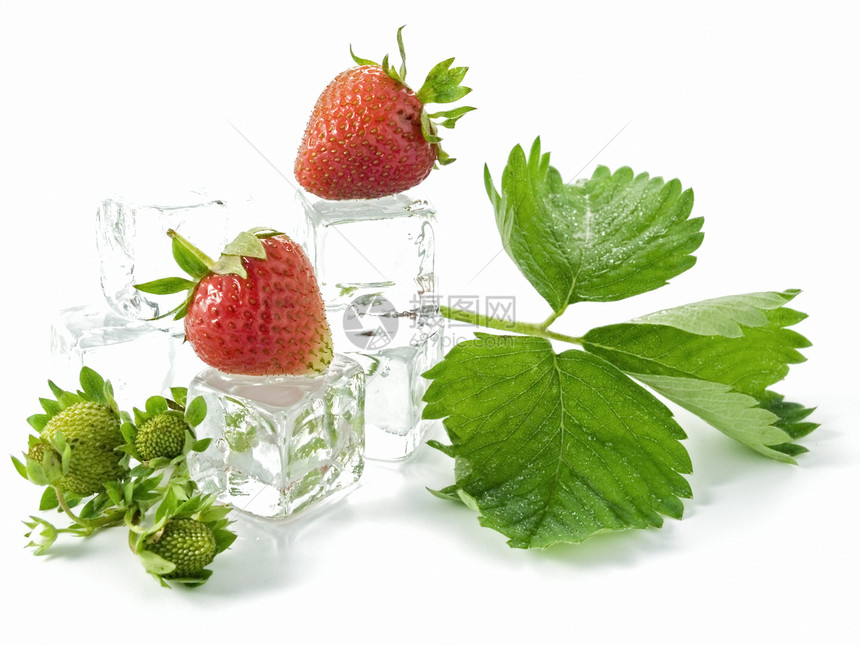 草莓饮食玻璃立方体冻结团体甜点水果食物果汁叶子图片