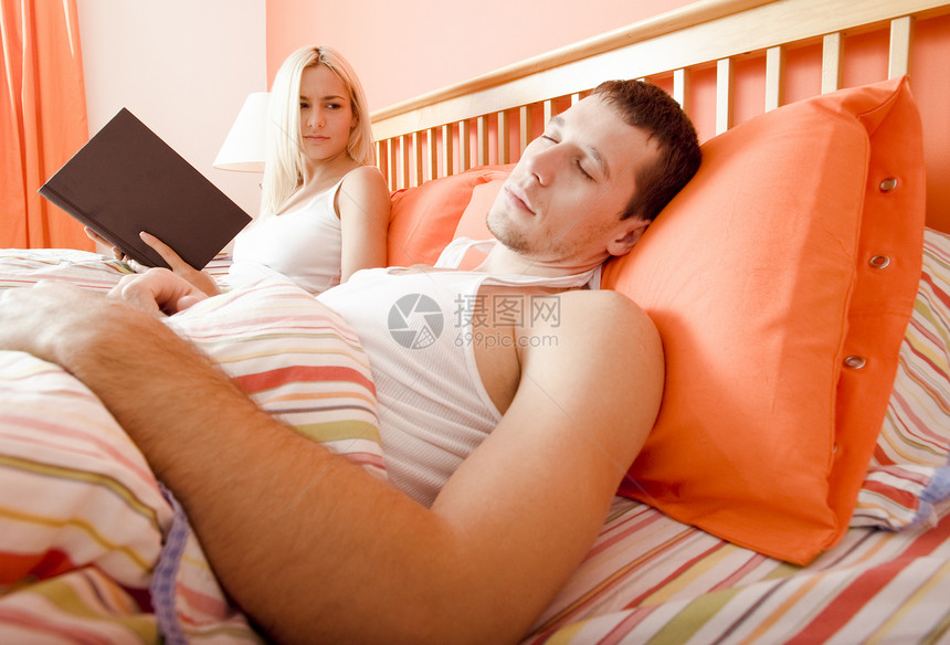 在床上放松的情侣女性丈夫男性夫妻闲暇妻子男人卧室公寓短发图片