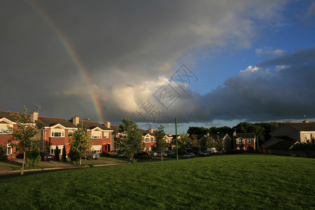 雨刚过的彩虹背景图片