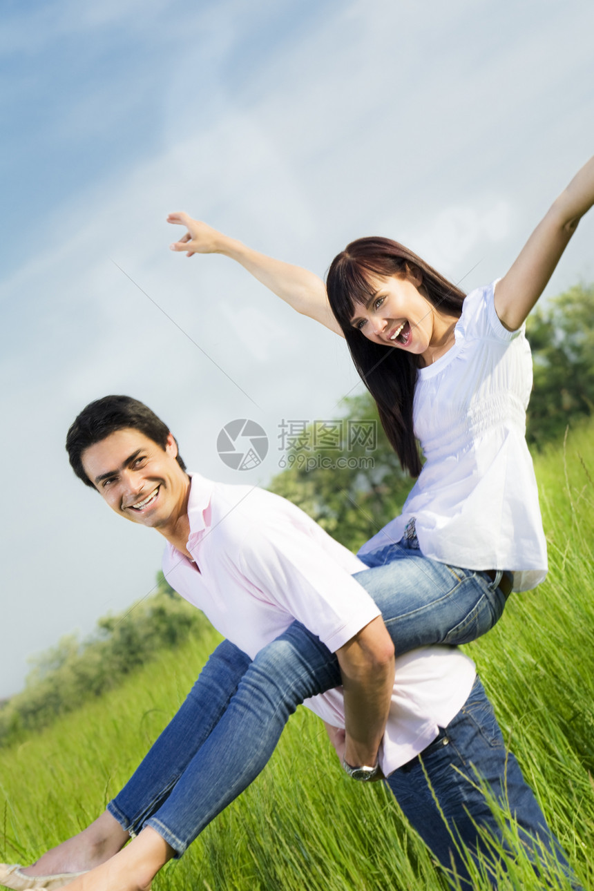 草地双臂休闲女朋友乐趣活动拥抱微笑成年人幸福闲暇图片