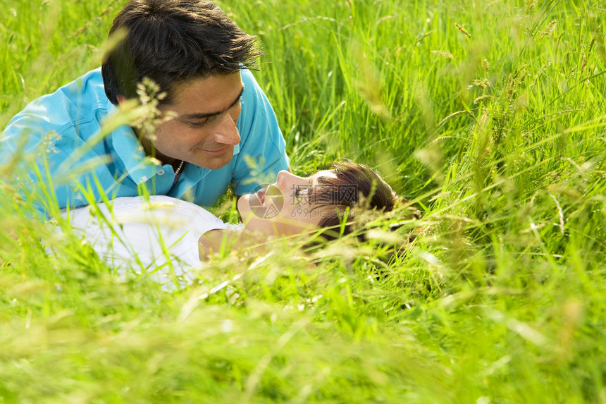 草地场地休闲活动女性男朋友幸福男性黑发男人眼睛图片