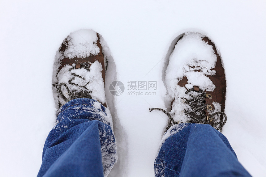 站在雪中图片