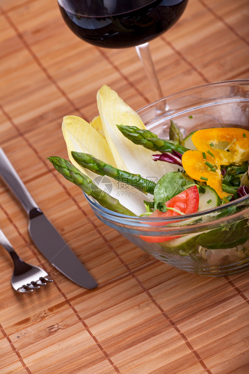 玻璃碗新鲜沙拉 配绿色叶子面包午餐包子红色火箭白色刀具烹饪蔬菜图片